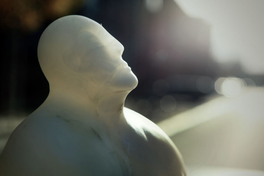 Head - Hubris of Man. Alabaster. Künstlerin: Ulrike Ziegler @ Foto: Ivan Sainz-Pardo