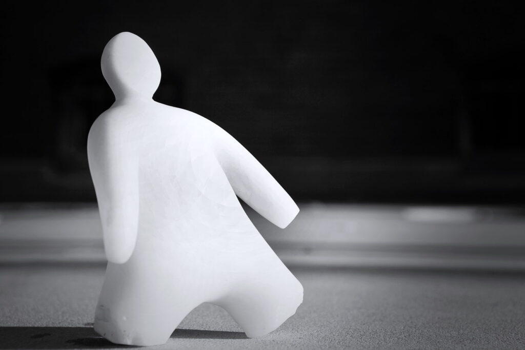 Walking Man. Alabaster. Künstlerin: Ulrike Ziegler @ Foto: Ivan Sainz-Pardo img_8233